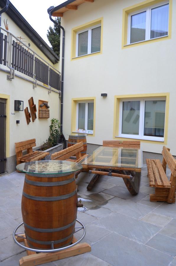 Pension Zum Strell Hollabrunn Esterno foto