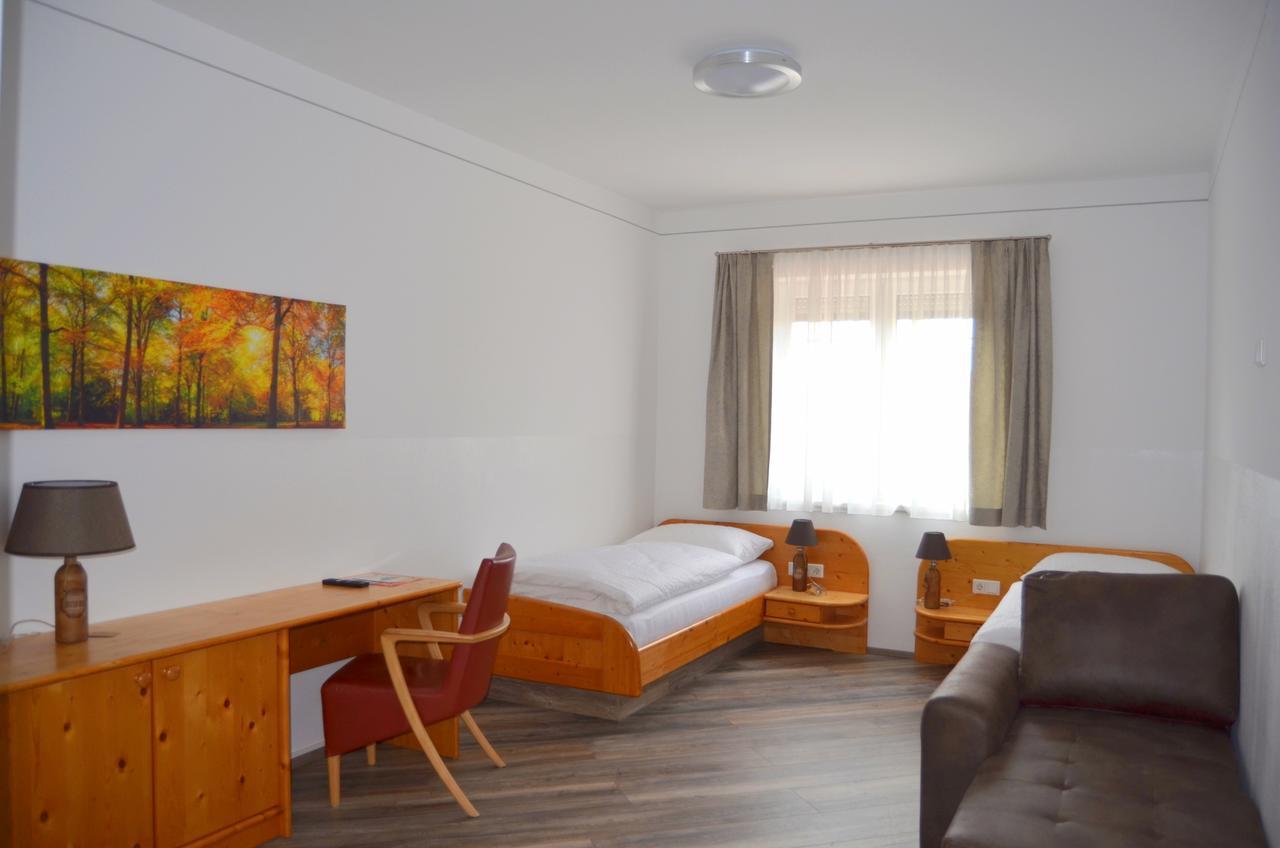 Pension Zum Strell Hollabrunn Esterno foto