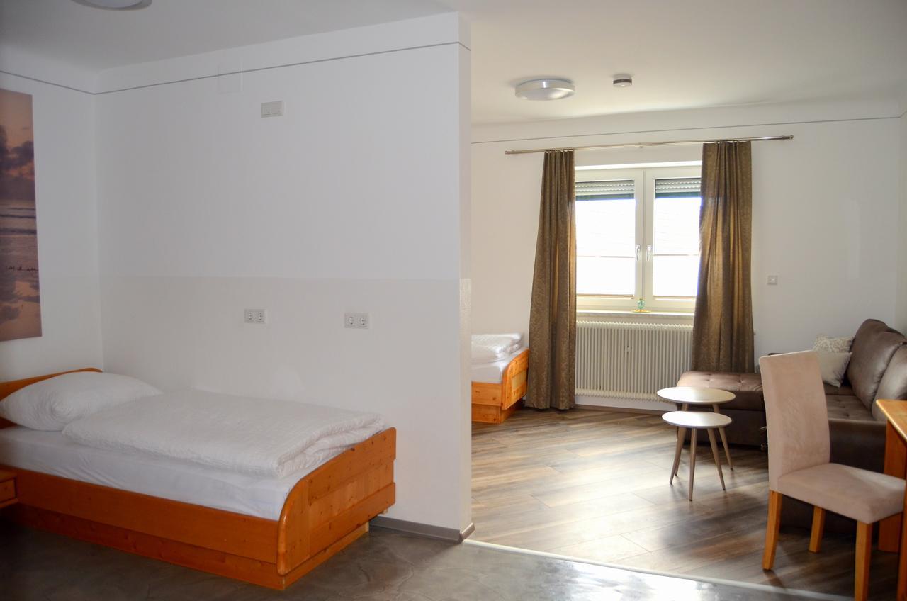 Pension Zum Strell Hollabrunn Esterno foto