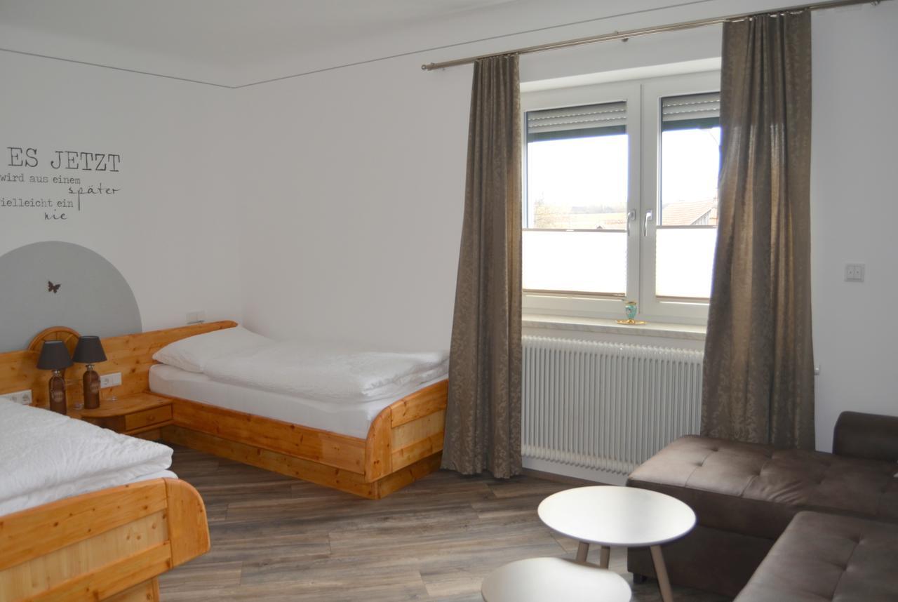 Pension Zum Strell Hollabrunn Esterno foto