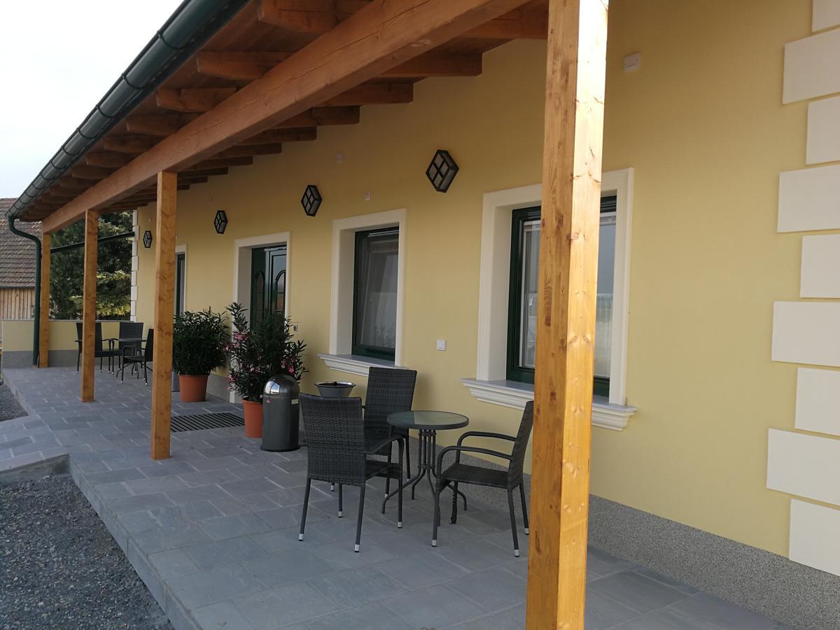 Pension Zum Strell Hollabrunn Esterno foto
